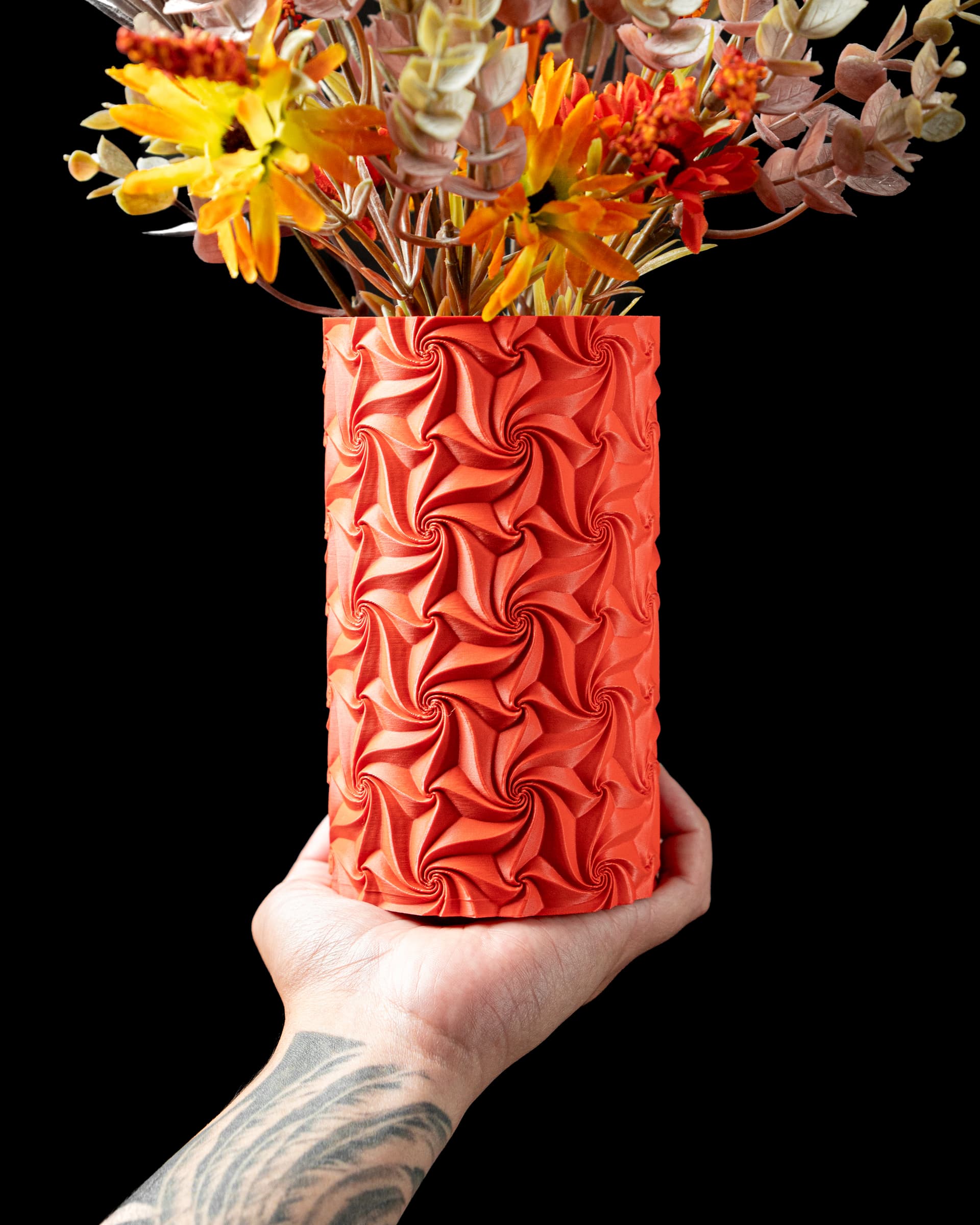 3D-gedruckte Swirl Flower Vase korallenrot zylindrisch mit wirbelndem Pinwheel-Ornamentmuster