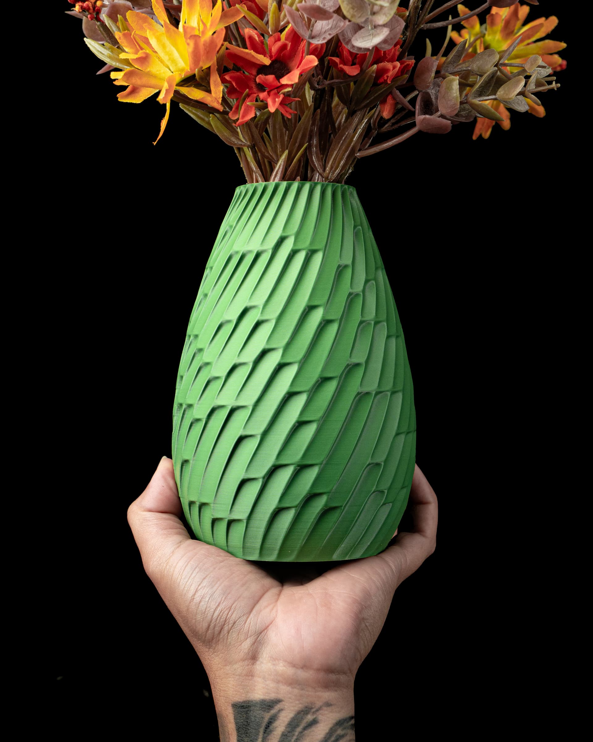 Grüne 3D-gedruckte Tidal Flower Vase mit diagonalem Schuppenmuster, in Hand gehalten mit Herbststrauß