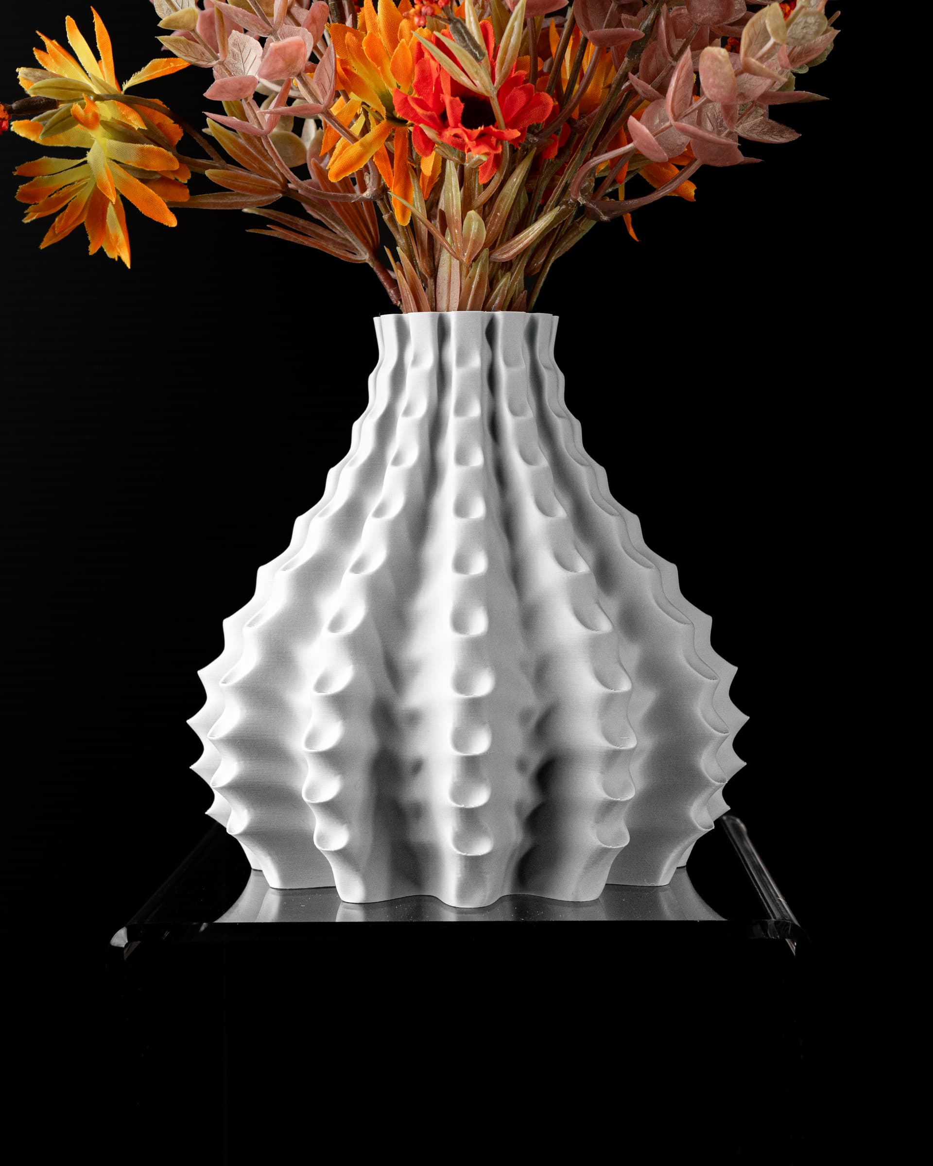 Vilo Flower Vase weiß mit Herbststrauß — breite Glockenform mit vertikalen Stachelrippen und Noppen, Studioaufnahme