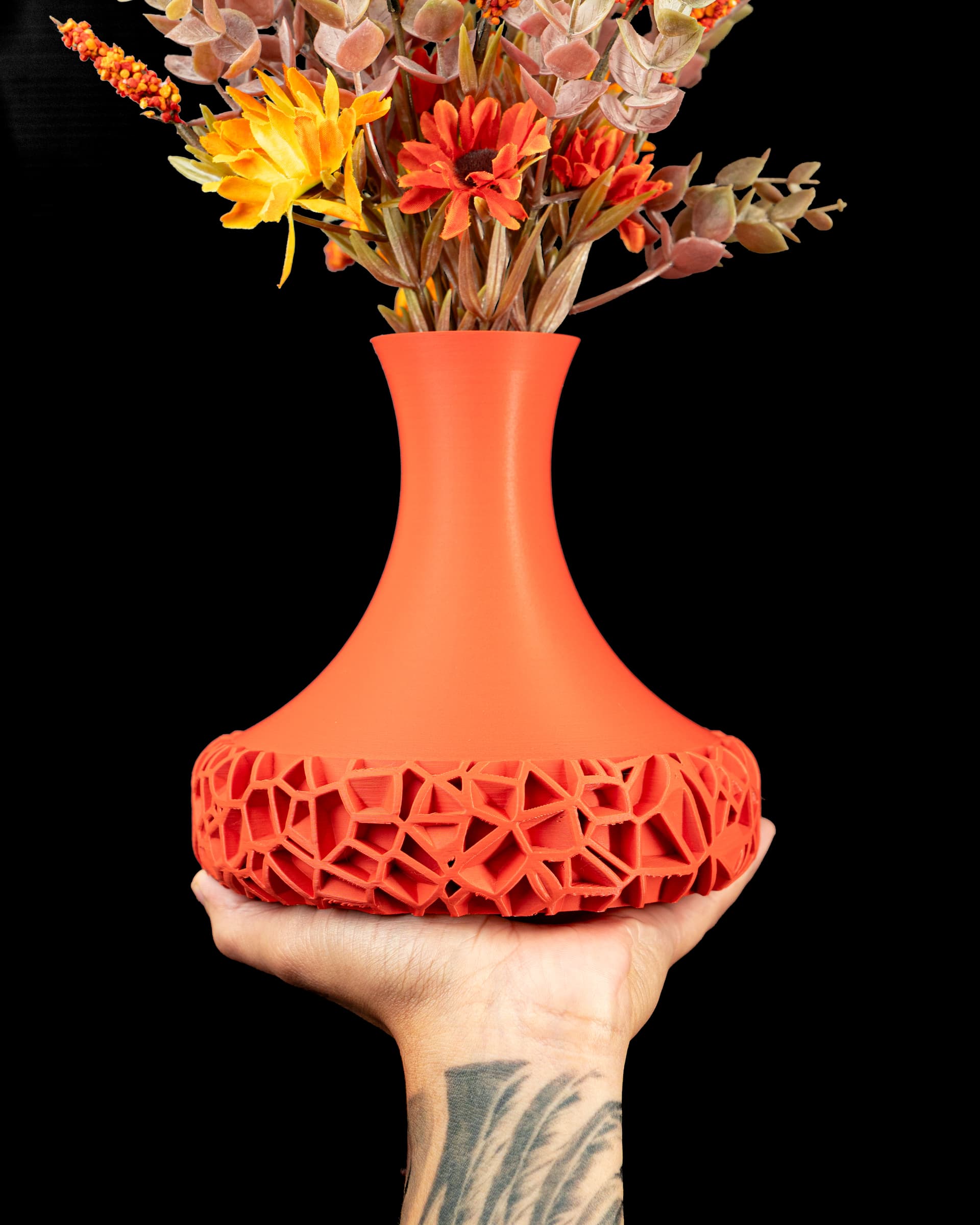 Korallenfarbene Vomo Flower Vase in Hand gehalten mit Trockenblumenstrauß, glatter Korpus mit Voronoi-Sockelring