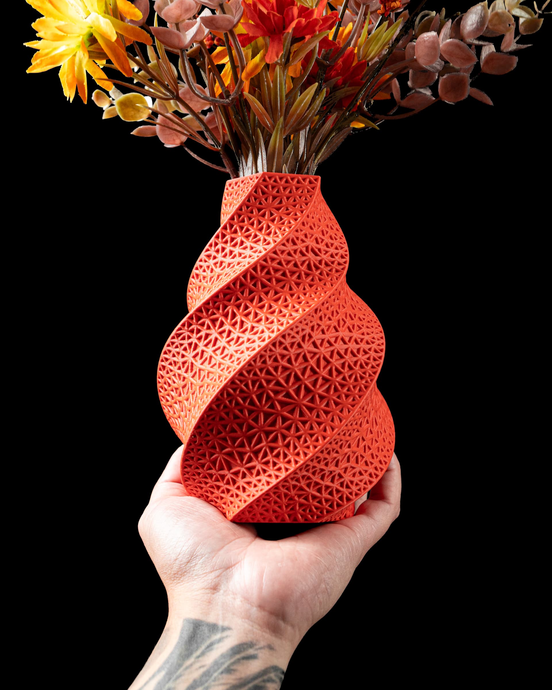 3D-gedruckte Wire Flower Vase orange-rot mit gedrehter Spiralform und Dreiecksgitter-Textur