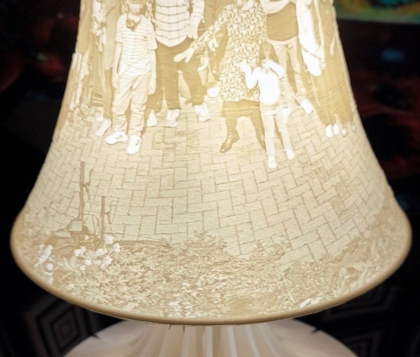Detailansicht der feinen Lithophane-Reliefstruktur des Lampenschirms